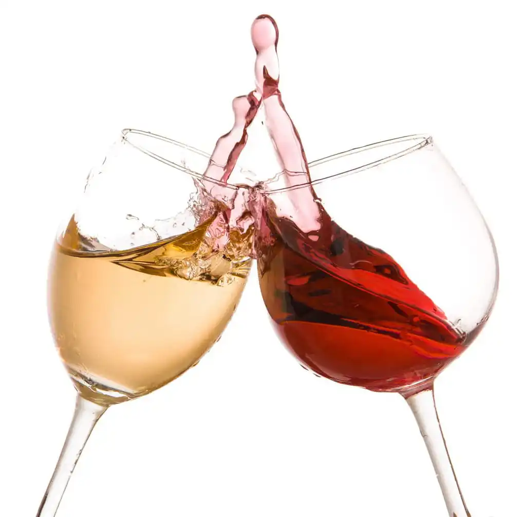 Bild eines Glases Weißwein und eines Glases Rotwein, die einander berühren